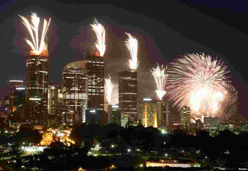 Pháo bông bắn từ sân thượng các tòa nhà cao tầng ở Sydney, Australia trước giờ giao thừa.