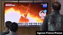 Ljudi gledaju televizijski program i snimak severnokorejskog lansiranja rakete, tokom emisije vesti, na železničkoj stanici u Seulu, Južna Koreja, 25. januara 2022.