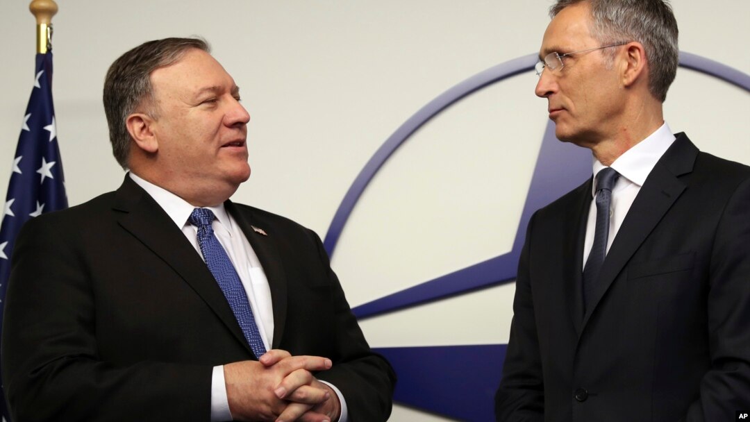Državni sekretar SAD Majk Pompeo, levo, razgovara sa generalnim sekretarom NATO-a Jensom Stoltenbergom pre sastanka u sedištu NATO-a u Briselu, 4. decembra 2018.