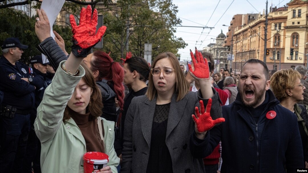 Sa porukom "Ruke su vma krvave" održan je protest građana u Beogradu ispred zgrade Vlade Srbije posle teške nesreće u Novom Sadu