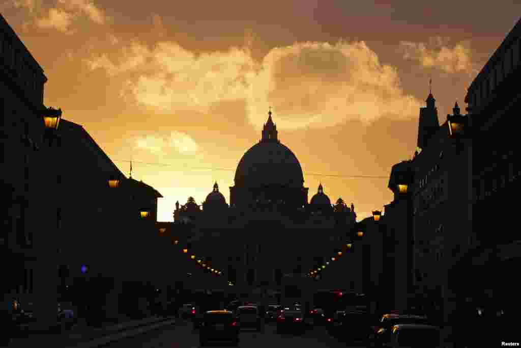 Giáo đường Thánh Phêrô in bóng vào lúc hoàng hôn ở Rome.