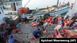 File photo. Myanmar workers work on fishing boats at a pier in Prachuabkhirikhant province, southern Thailand Tuesday, March 4, 2014. An environmental and human rights group charged Tuesday that Thailand is not adequately addressing severe abuse against Myanmar migrant workers in the Thai fishing industry. (AP)