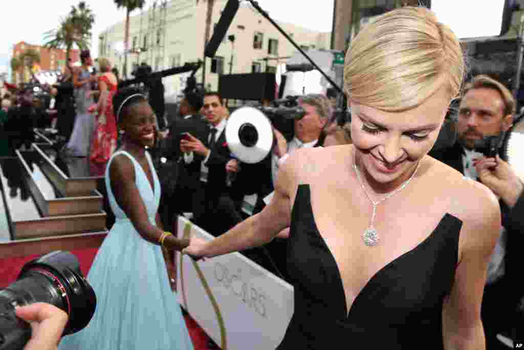 查理兹&middot;塞隆（Charlize Theron）在洛杉矶杜比数字影院，准备参加奥斯卡颁奖仪式（2014年3月2日）。她前一年收入1600万美元，在福布斯女星收入榜上名列第六。