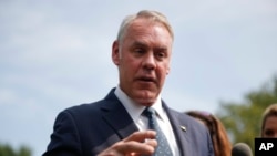 El secretario de Interior de EE.UU. Ryan Zinke durante una conferencia de prensa a las afueras de la Casa Blanca en Washington, el jueves 16 de agosto del 2018.