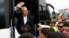 El secretario general de la OEA, Luis Almagro, saluda a migrantes venezolanos a llegar a La Parada, Colombia, en la frontera con Venezuela, el 14 de septiembre de 2018.