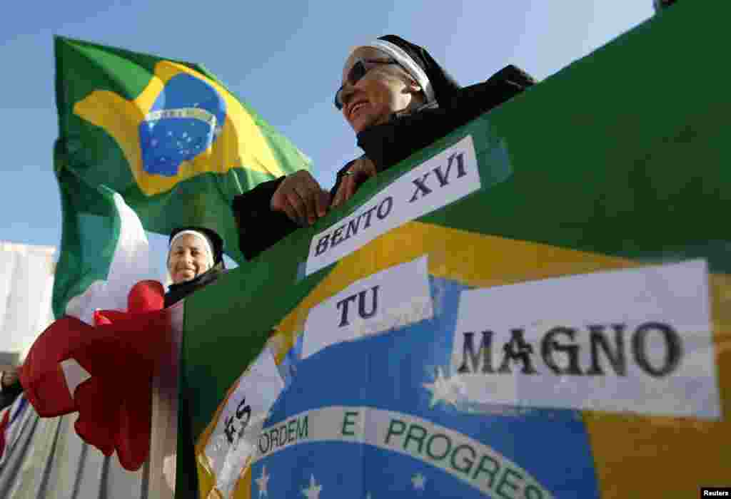 Các nữ tu từ Brazil chờ đợi sự xuất hiện của Đức Giáo Hoàng Benedict XVI tại Quảng trường Thánh Phêrô ở Vatican, ngày 27/2/2013.