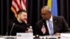El presidente de Ucrania, Volodymyr Zelenskyy, y el secretario de Defensa de Estados Unidos, Lloyd Austin, en la reunión del Grupo de Contacto de Defensa de Ucrania en la base aérea de Ramstein, Alemania, el 9 de enero de 2025.