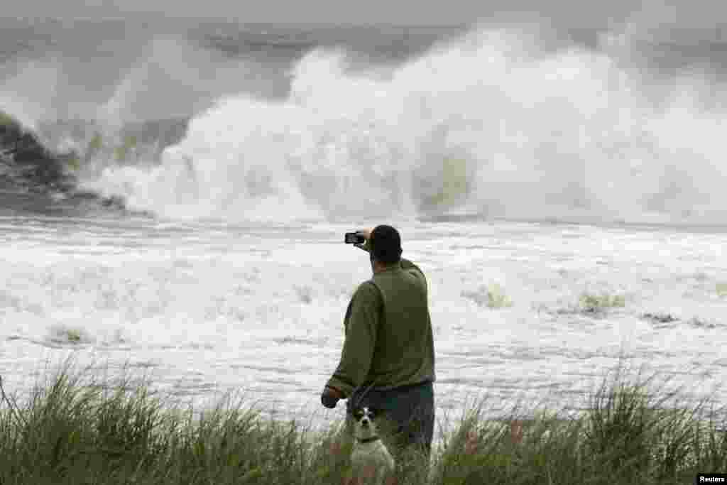 Cư dân chụp hình những cơn sóng lớn do bão Sandy mang lại ở Ocean City, New Jersey, ngày 28/10/2012.