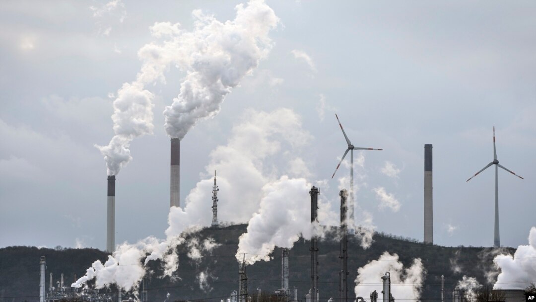 ARCHIVO - El telón de fondo industrial de una refinería de BP y una planta de energía a carbón de Uniper se ve en Gelsenkirchen, Alemania, el 6 de marzo de 2023.