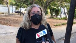 Venecia, una venezolana que compraba verduras en el mercado y pidió ser identificada solo por su nombre, coincide y piensa que la política de Biden “ha sido malísima” y prefiere a Trump.