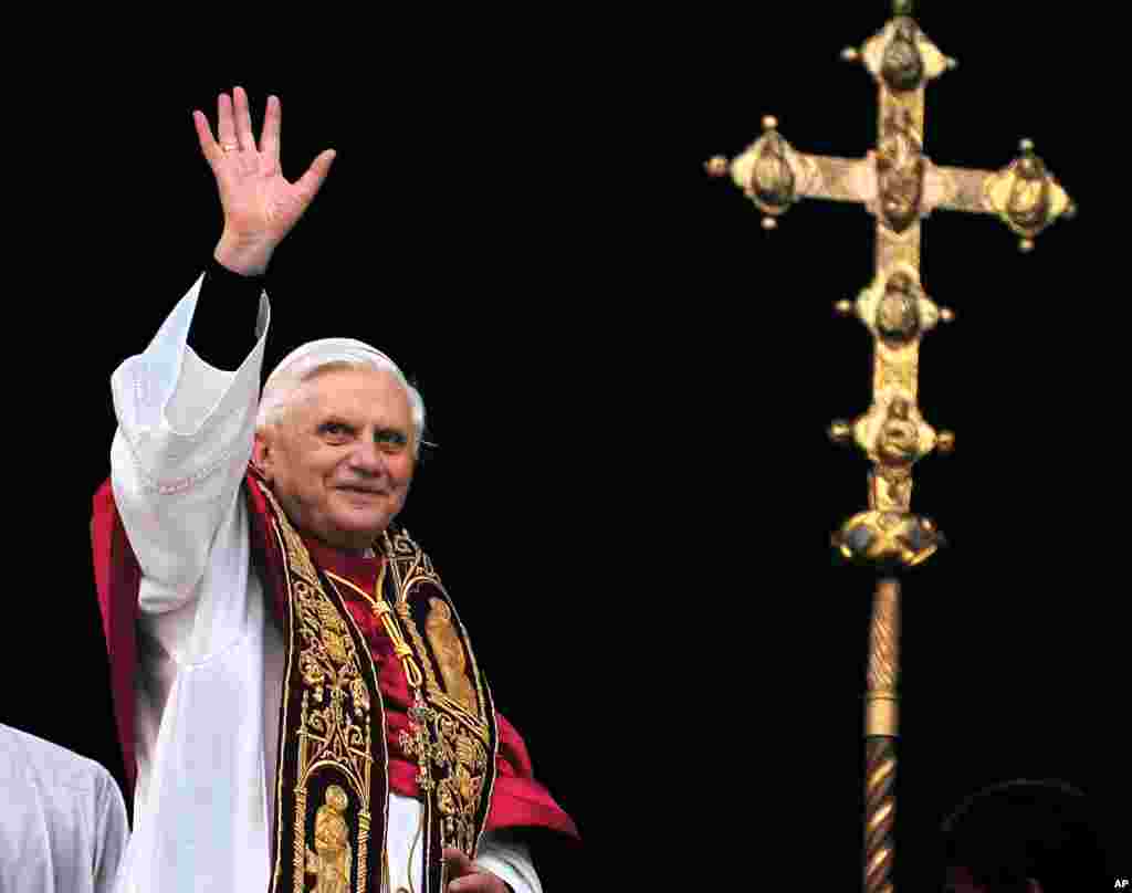 Đức Giáo Hoàng vẫy chào đám đông từ ban công của Vương Cung Thánh Đường Thánh Phêrô tại Vatican, ngày 19/4/2005.