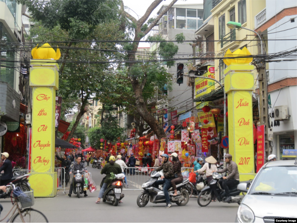 Một đầu phố Hàng Mã được quây lại để biến thành chợ hoa Tết truyền thống, hoạt động từ ngày 20 tháng Chạp đến tận 30 Tết.