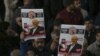 Miembros de la Asociación de Medios de Comunicación Árabe-Turcos y amigos sostienen carteles mientras asisten a las oraciones fúnebres del escritor saudí Jamal Khashoggi.