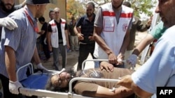 Nhân viên y tế Libya đưa một người bị thương đến một bệnh viện dã chiến