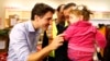 Thủ tướng Canada Justin Trudeau (trái) chào đón người tị nạn Syria đến phi trường Toronto ngày 11/12/2015. 