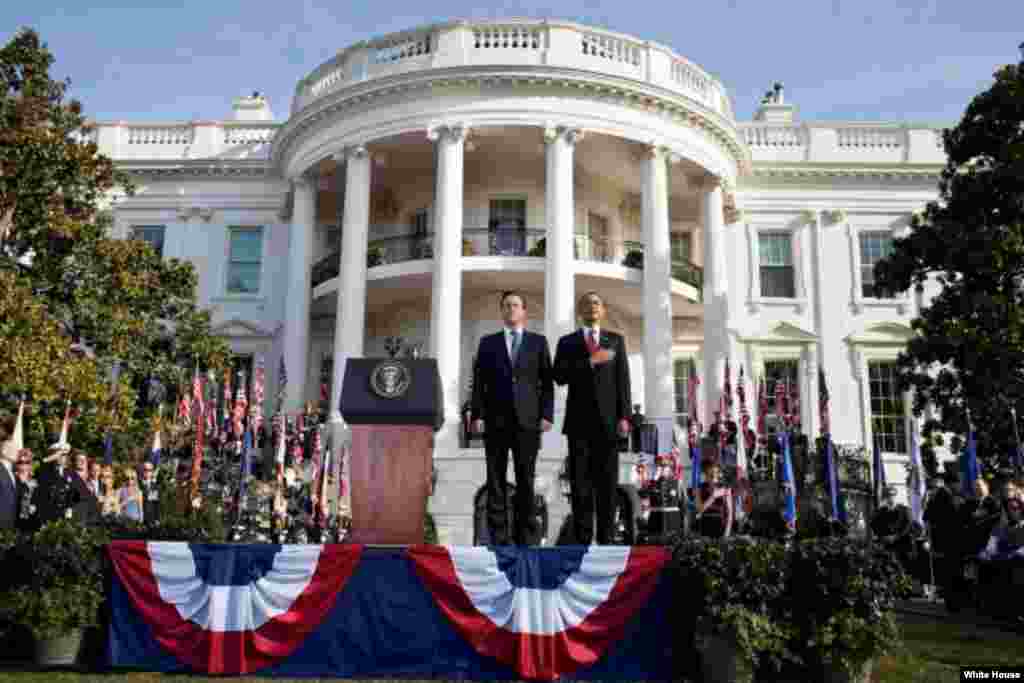 Tổng thống Obama và Thủ tướng Anh David Cameron tại Sân cỏ phía Nam của Tòa Bạch Ốc, ngày 14/3/2012. (White House/Pete Souza)