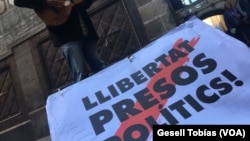 Manifestantes en Barcelona, España, exigen libertad de quienes consideran presos políticos, en anticipación a las elecciones regionales en Cataluña previstas para el jueves, 21 de diciembre de 2017.