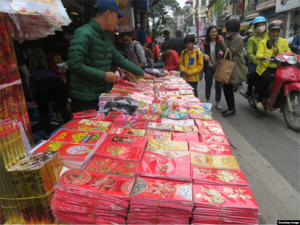 Một quầy bán thiệp và phong bì lì xì trên phố Hàng Ngang.