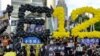 2020年10月25日，人们在台北的中国银行大楼前抗议，支持 Save12的运动。该运动旨在拯救 2020年8月23日试图乘船从香港逃往台湾而被中国大陆当局抓获的12 名香港亲民主活动人士。（法新社）