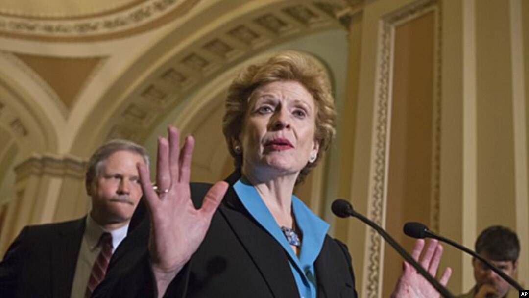 La demócrata Debbie Stabenow, presidenta del Comité Agrícola del Senado estadounidense, habla con la prensa.