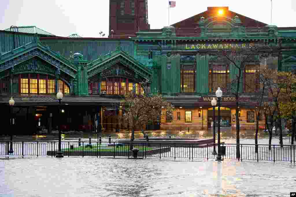 Mực nước sông Hudson dâng cao làm ngập nhà ga xe lửa Lackawanna ở Hoboken, New Jersey.