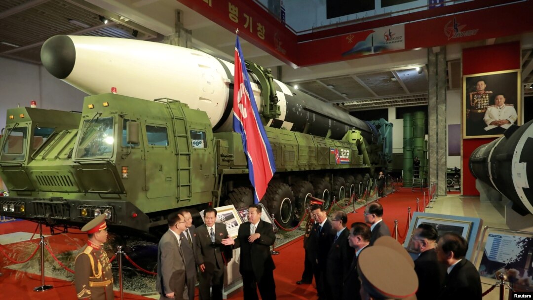 김정은 북한 국무위원장이 지난해 10월 평양에서 열린 '국방발전전람회'를 방문했다.