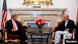 Ngoại trưởng Hoa Kỳ John Kerry (trái) và Tổng thống Afghanistan Hamid Karzai đồng ý thực hiện một vòng đàm phán thứ 3 về một hiệp định an ninh song phương có thể xác định bao nhiêu binh sĩ Mỹ sẽ ở lại Afghanistan sau năm 2014. (11/10/2013)