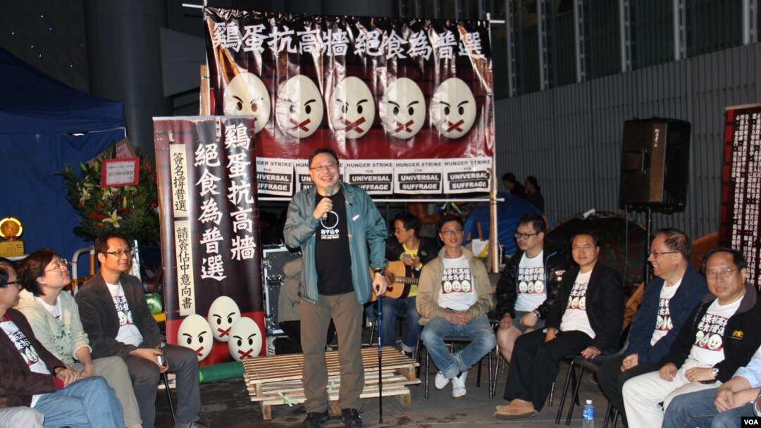 香港泛民在中環展開“絕食爭普選”行動的第三晚現場（美國之音圖片/海彥拍攝）