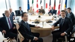 2023年5月21日G7峰会工作会: 左起依次为：日本首相岸田文雄、美国总统拜登、德国总理肖尔茨、英国首相苏纳克、欧盟委员会主席冯德莱恩、乌克兰总统泽连斯基、欧洲理事会主席米歇尔、意大利驻日本大使贝内代蒂 、加拿大总理特鲁多和法国总统马克龙