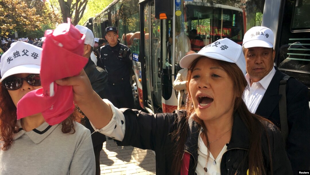 失獨父母在北京中國國家衛生和計劃生育委員會外的集會上高呼口號。（2016年4月18日)