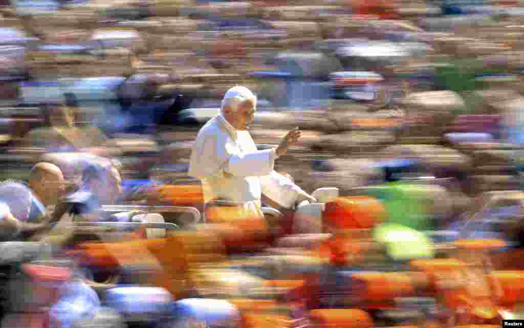 Đức Giáo Hoàng vẫy chào đám đông tại Quảng trường Thánh Phêrô ở Vatican, ngày 18/4/2012.