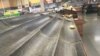 Un contenedor de productos para bananas casi vacío en una tienda de comestibles en Anchorage, Alaska tras un fuerte terremoto el viernes. Diciembre 2 de 2018.