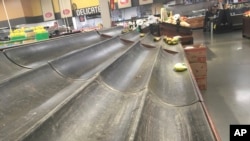 Un contenedor de productos para bananas casi vacío en una tienda de comestibles en Anchorage, Alaska tras un fuerte terremoto el viernes. Diciembre 2 de 2018.