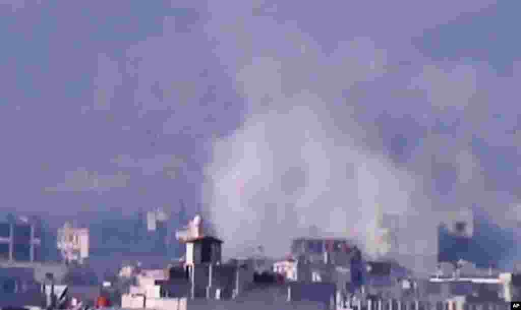 Khói bốc lên từ các tòa nhà bị pháo kích trong các vùng nông thôn Damascus, ngày 2/1/2013.