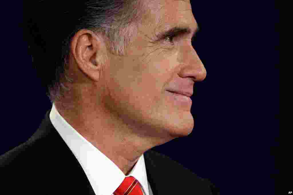 Ứng cử viên tổng thống của đảng Cộng hòa Mitt Romney trong cuộc tranh luận ở Denver.