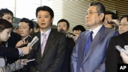 Ngoại trưởng Nhật Koichiro Gemba (trái) và Bộ trưởng Quốc phòng Nhật Naoki Tanaka nói chuyện với phóng viên báo chí sau phiên họp các bộ trưởng nội các hôm 27/4/12