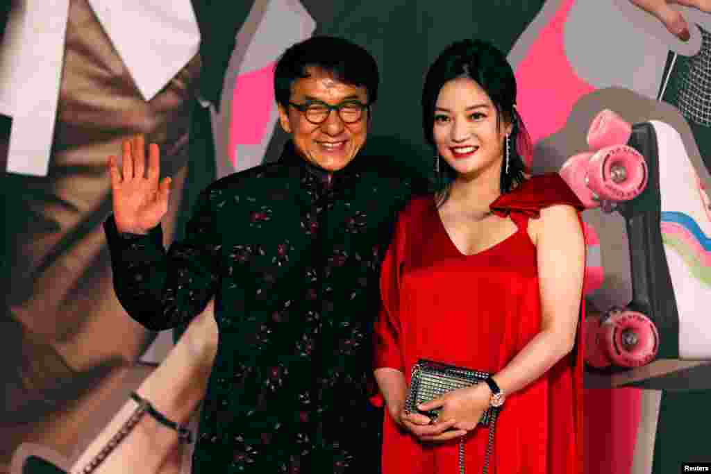 香港演员成龙和中国女演员赵薇在第37届香港电影金像奖的红地毯上(2018年4月15日 )。 2018年4月16日,中国证监会公布了对万家文化公司事件的处罚结果:在5年内禁止黄有龙、赵薇、孔德永进入证券市场,万家文化和龙薇传媒公司分别被罚款60万元,黄有龙、赵薇分别被罚款30万元。 万家文化股票价格大跌,浙江律师厉健告诉《中国经济周刊》,有数百位投资者向其所在的律师事务所致电、致函咨询索赔事宜。今年3月推出的《2018胡润全球白手起家女富豪榜》上, 42岁的赵薇凭借与丈夫黄有龙的63亿元共有财富,位居第100名。