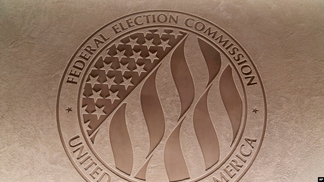 ARCHIVO - El emblema de la Comisión Federal Electoral se ve en la sede de la FEC en Washington el 10 de agosto de 2023. La FEC supervisa el gasto electoral, incluido el de los comités de acción política.