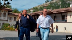 Presidenti rus, Vladimir Putin, në të djathtë , dhe ish kryeministri italian, Silvio Berlusconi gjatë vizitës në gadishullin ukrainas të Krimesë. e pushtuar nga Rusia, më 12 shtator, 2015.