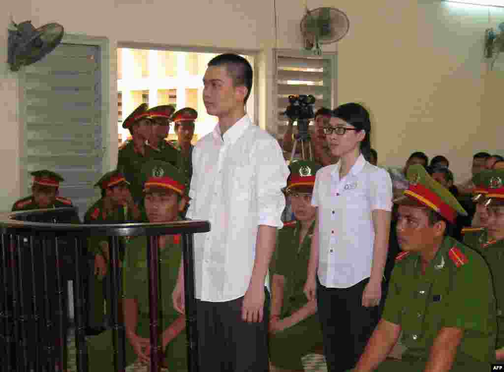 Một sự kiện chưa có tiền lệ trong các vụ án chính trị tại Việt Nam khi một tù nhân chính trị được trả tự do tại tòa phúc thẩm từ một bản án 6 năm tù về tội danh ‘tuyên truyền chống nhà nước’. Tại phiên phúc thẩm ở Long An hôm 16/8, bản án đối với Nguyễn Phương Uyên được đổi thành 3 năm tù treo và Đinh Nguyên Kha được giảm nửa án tù, từ 8 năm còn 4 năm. Nhà chức trách sau này cũng hủy án ‘khủng bố’ đối với Đinh Nguyên Kha sau một năm điều tra không thu thập được chứng cứ thuyết phục. Uyên và Kha đã rải truyền đơn chống Trung Quốc xâm lược Biển Đông và phản đối sự cai trị độc tài của đảng cộng sản Việt Nam.