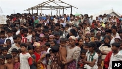ရခိုင်ပြည်နယ် စစ်တွေမြို့ ဘောဒုဖဒုက္ခသည်စခန်းမှ မူဆလင် ဒုက္ခသည်များကို တွေ့ရစဉ်။