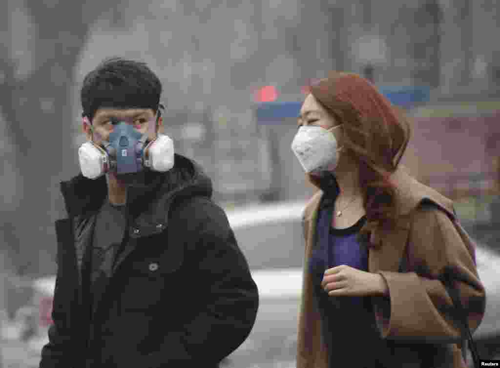 2015年12月8日，在北京首次发布空气污染红色警报后， 一位男子戴着奇特的口罩设备