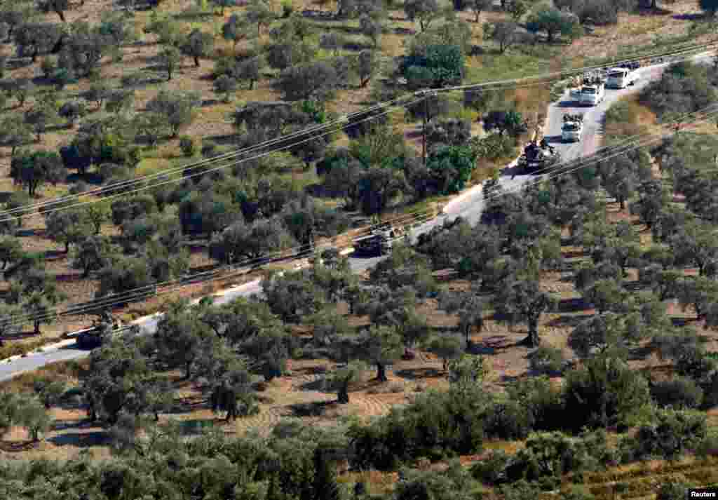 Xe tăng của Syria trong làng Saribuk dọc biên giới Thổ Nhĩ Kỳ, ngày 13/10/2012