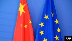 资料照片-在布鲁塞尔欧盟委员会总部举行的欧盟-中国峰会上摆放的中国国旗(左)和欧盟旗。（2015年6月29日）
