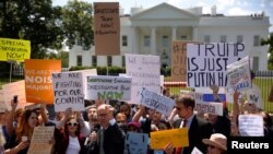 Chủ tịch Ủy ban Quốc gia đảng Dân chủ Tom Perez cùng người biểu tình chống việc sa thải ông James Comey của ông Trump, ngày 10/05/2017.