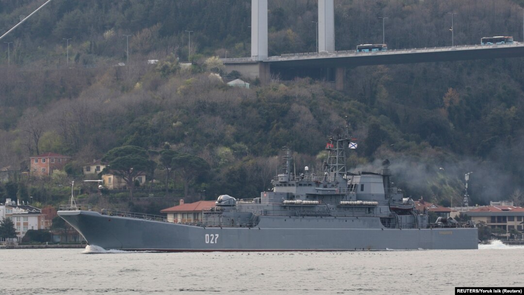 Ruski desantni brod iz klase Ropuča prolazi kroz Bosfor na putu ka Crnom moru (Foto:REUTERS/Yoruk Isik)