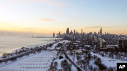 La orilla del lago de Chicago está cubierta de hielo el miércoles 30 de enero de 2019. Las temperaturas cayeron en picado en Chicago cuando los funcionarios advirtieron sobre aventurarse en el clima peligrosamente frío.