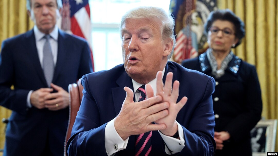 El presidente de EE.UU., Donald Trump, en la Casa Blanca defiende sus comentarios sobre el uso de desinfectantes de limpieza contra el coronavirus. Detrás la directora de la Administración de Pequeñas Empresas y el senador Roy Blunt, republicano por Alabama. Abril 24 de 2020. 
