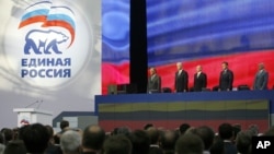 Tổng thống Nga Vladimir Putin và các thành viên hàng đầu của đảng Nước Nga Thống nhất tại Đại hội đảng ở Moscow