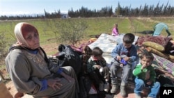 Gia đình bà Hassana Abu Firasl chạy ra khỏi thị trấn Qusair đến một làng trong vùng biên giới Li Băng và Syria